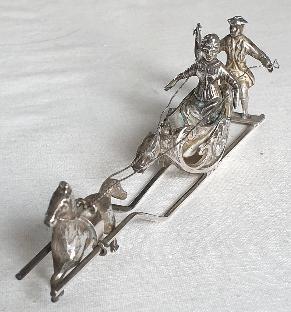 Miniatuur zilveren draakvormige slee met paard en koetsier, Antiek en Kunst, Antiek | Goud en Zilver, Verzenden, Zilver