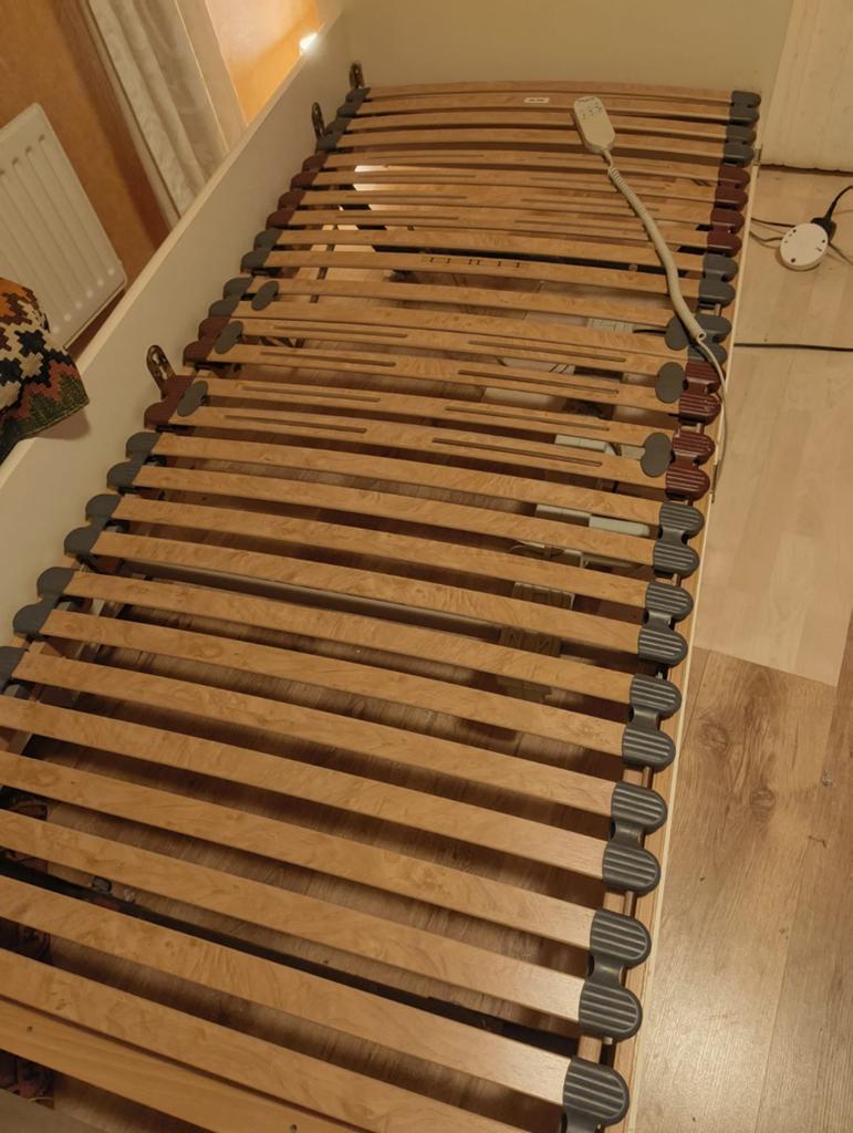 Twee lattenbodems, elektrisch verstelbaar, Ophalen, Eenpersoons, 90 cm