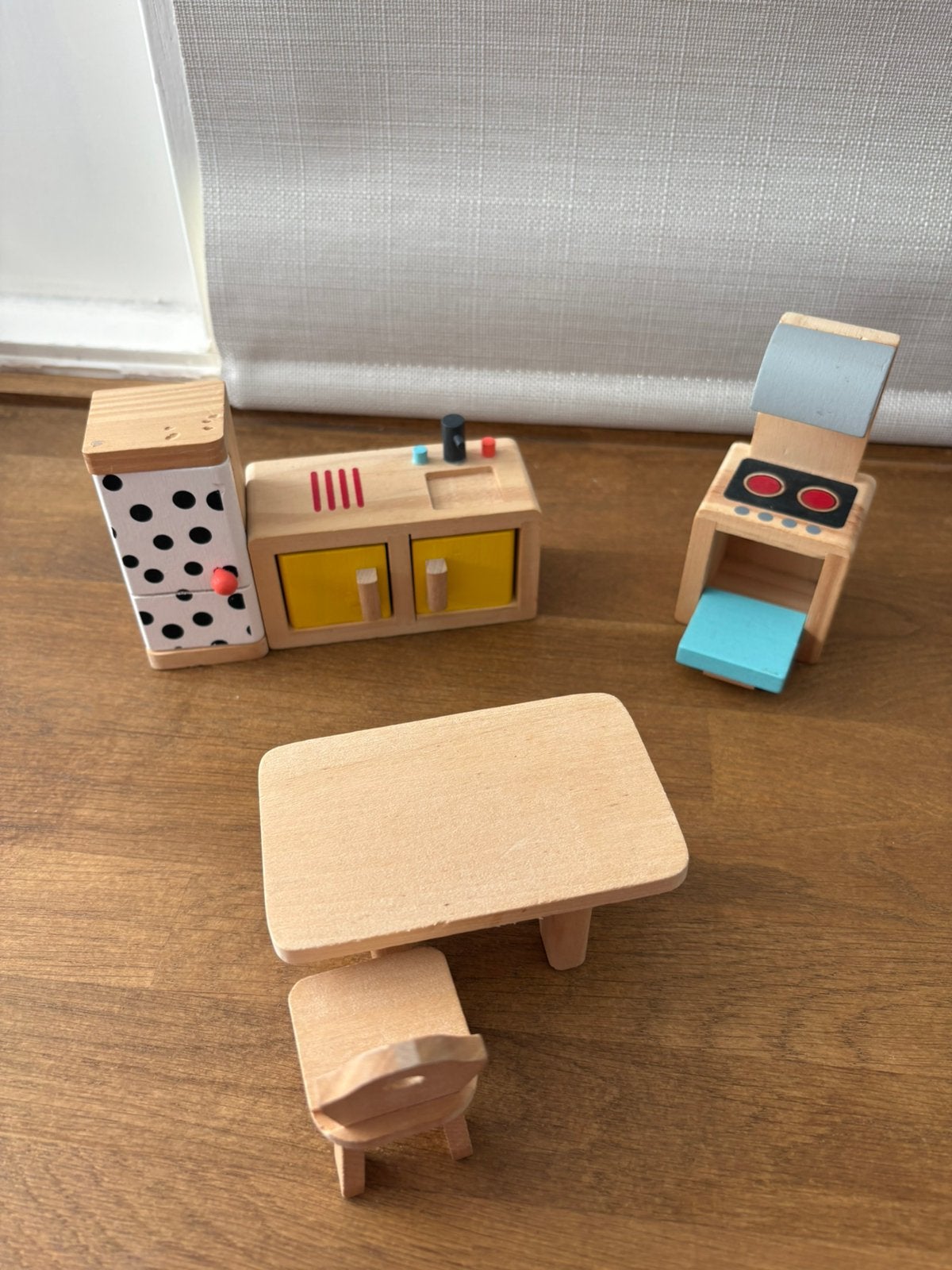Houten poppenhuis keuken – koelkast, fornuis, tafel + stoel, Ophalen of Verzenden, Zo goed als nieuw, Poppenhuis