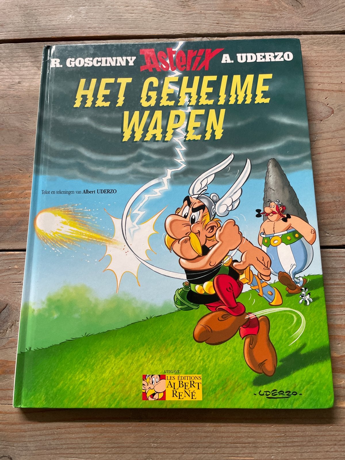 Asterix: Het Geheime Wapen - Hardcover Stripboek, Eén stripboek, Ophalen of Verzenden, Zo goed als nieuw