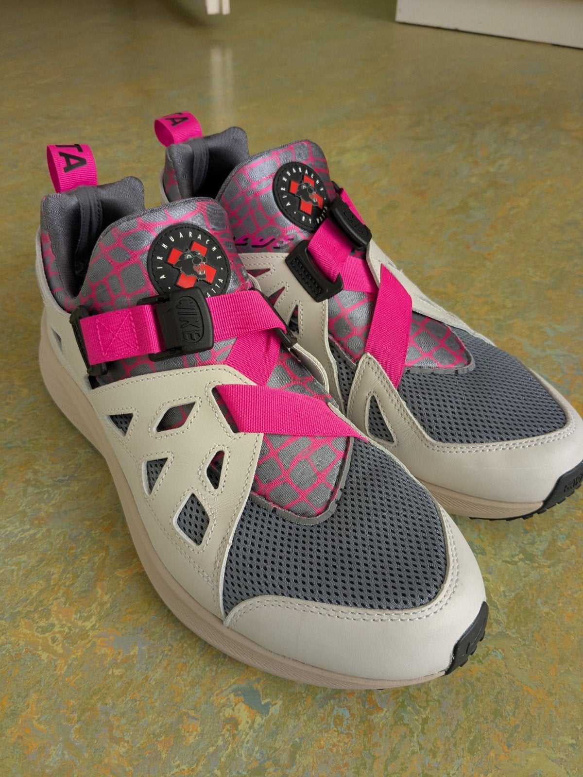 Nike Patta Huarache 20Y24 Wit/Roze - Maat 44,5, Wit, Nike, Ophalen of Verzenden, Sneakers of Gympen