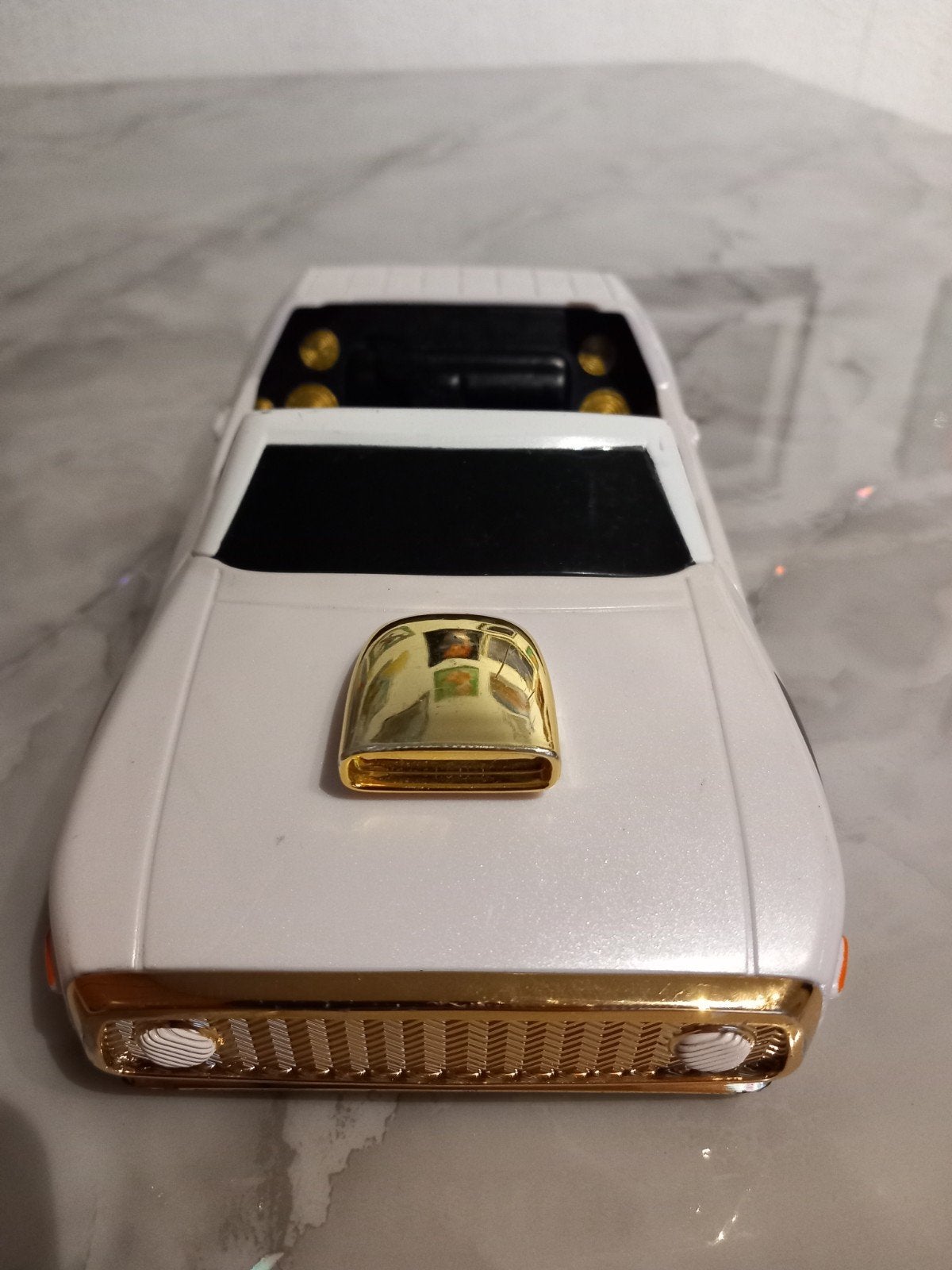 Vintage Witte Speelgoedauto met Gouden Details, Kinderen en Baby's, Speelgoed | Speelgoedvoertuigen, Ophalen, Gebruikt
