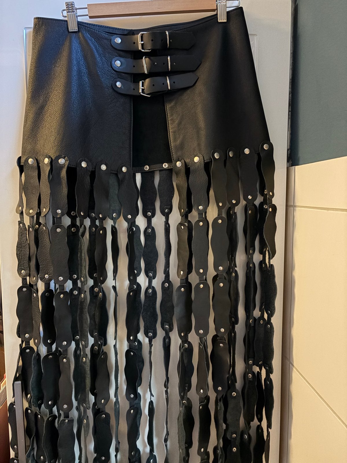 Zwarte leren rok met franjes - 2x gedragen, Kleding | Dames, Rokken, Ophalen of Verzenden, Zo goed als nieuw, Zwart