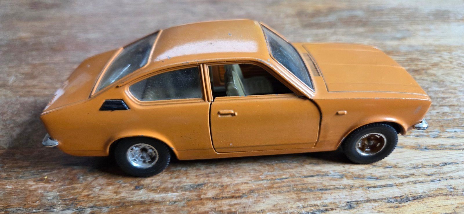 Burago Opel Kadett Coupe schaalmodel - Oranje, Verzamelen, Ophalen of Verzenden, Gebruikt