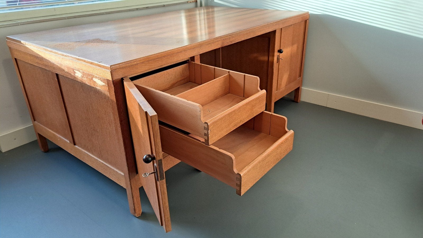 Groot bureau Haagse School, Willem Penaat, Huis en Inrichting, Tafels | Salontafels, Ophalen, Gebruikt, 100 tot 150 cm, Amsterdamse school