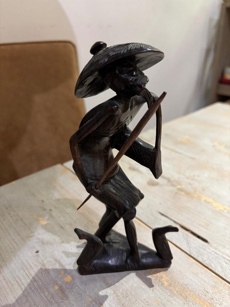 Handgesneden figuurtje ganzenhoeder uit Indonesië (20 cm), Antiek en Kunst, Houtsnijwerk, Minder dan 20 cm, Ophalen of Verzenden