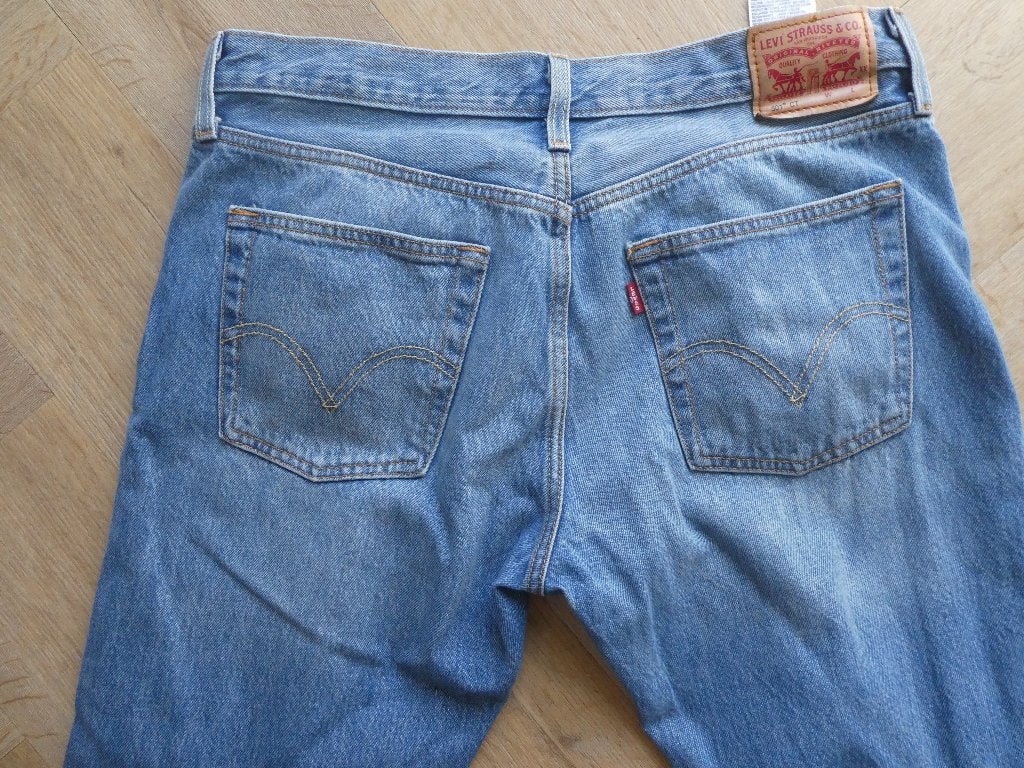 Levi 501 spijkerbroek met knoopsluiting maat 30-32, Blauw, Ophalen of Verzenden, Zo goed als nieuw, W30 - W32 (confectie 38/40)