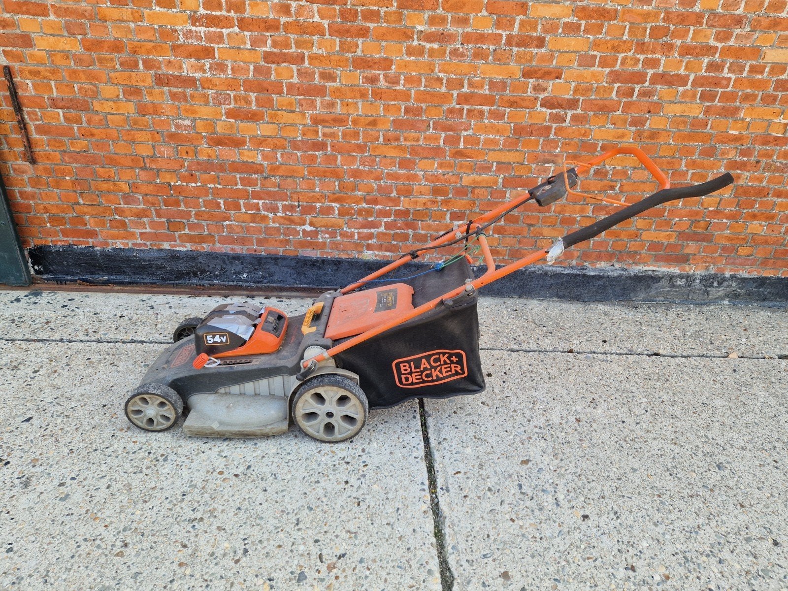 Black+Decker 54V Accu Grasmaaier met Opvangzak - Accu's defe, Tuin en Terras, Ophalen, Cirkelmaaier, Gebruikt, Accu-grasmaaier