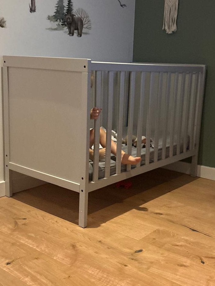 IKEA Sniglar babybed met matras en zijhekje, Kinderen en Baby's, Gebruikt, 70 tot 85 cm, Matras, 140 tot 160 cm