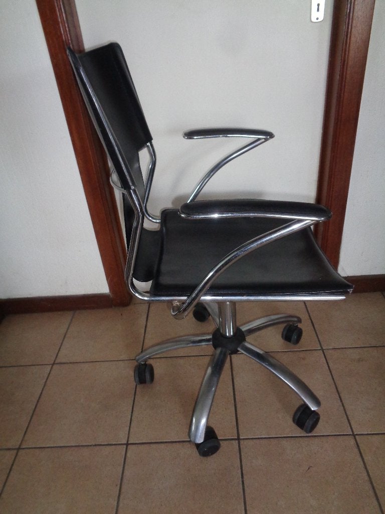 Metalen bureaustoel Bogarra design  PC214CH met zwart leder, Ophalen, Gebruikt, Zwart, Bureaustoel