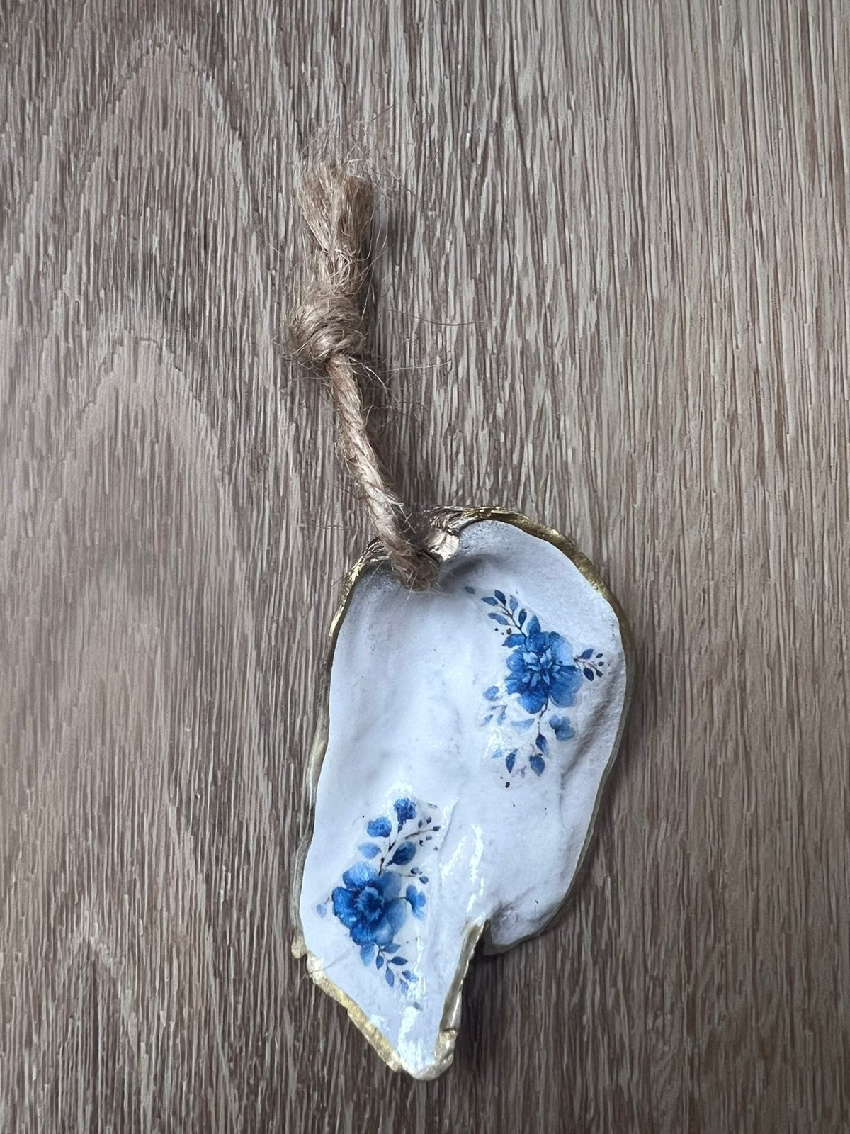 Klein oesterschelp hangertje met blauwe bloemetjes, Ophalen of Verzenden, Schelp(en)