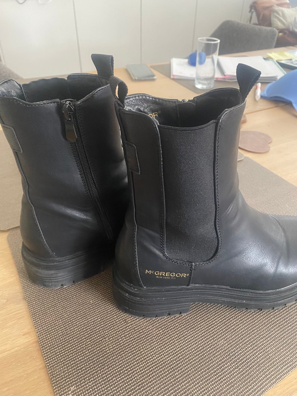 McGregor laarsjes mt 39, Kleding | Dames, Zwart, Lage of Enkellaarzen, Ophalen of Verzenden, Zo goed als nieuw