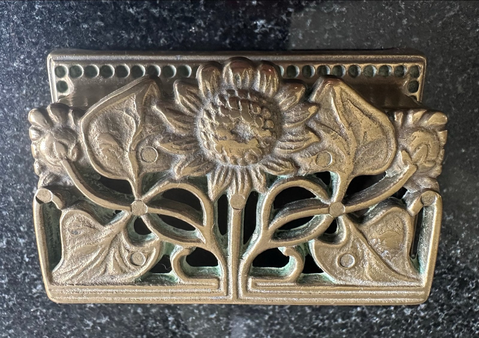 Antiek messing postzegeldoosje met zonnebloemdecoratie, Antiek en Kunst, Ophalen of Verzenden