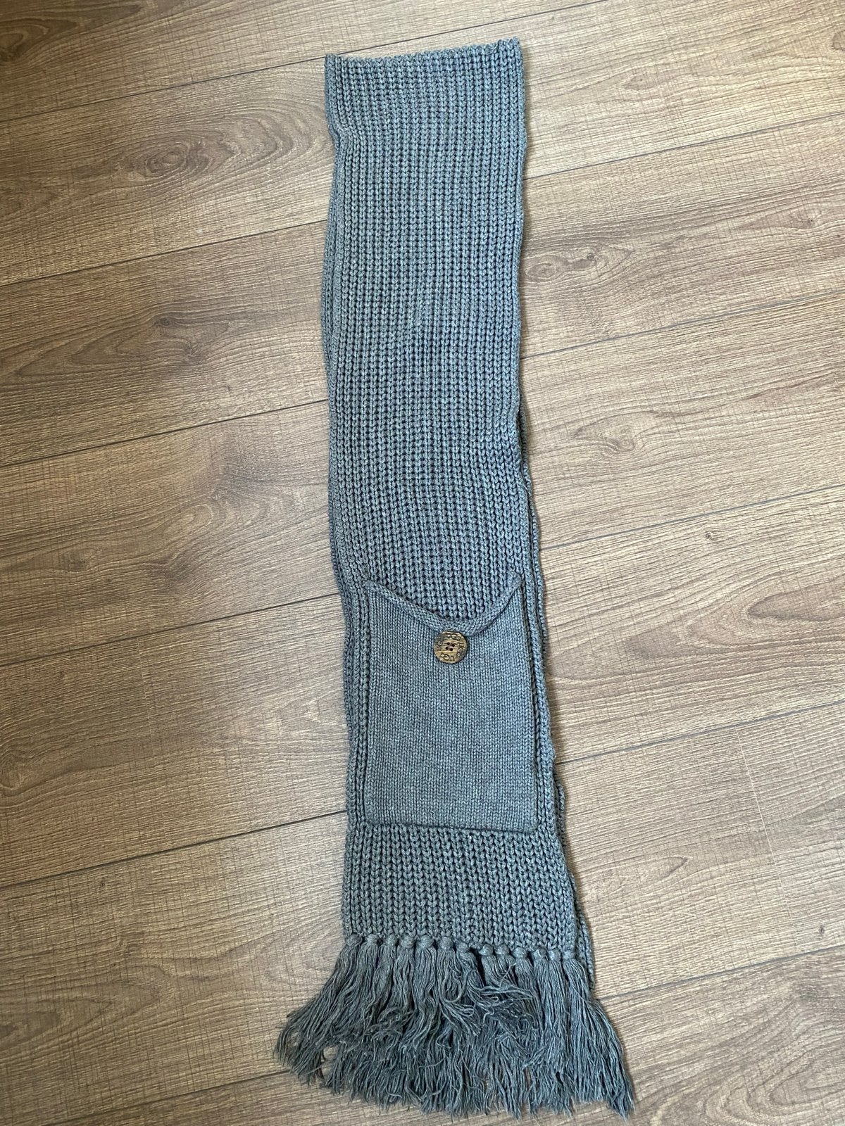 Warme grijze sjaal UGG Australia met zakken, Ophalen of Verzenden, Gedragen, Sjaal