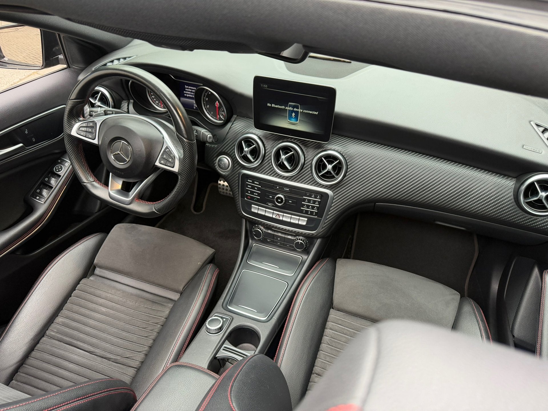 Mercedes-Benz A-klasse 180 Ambition AMG Sport - Pano Cruise, Auto's, Mercedes-Benz, Gebruikt, 4 cilinders, Leder en Stof, 122 pk