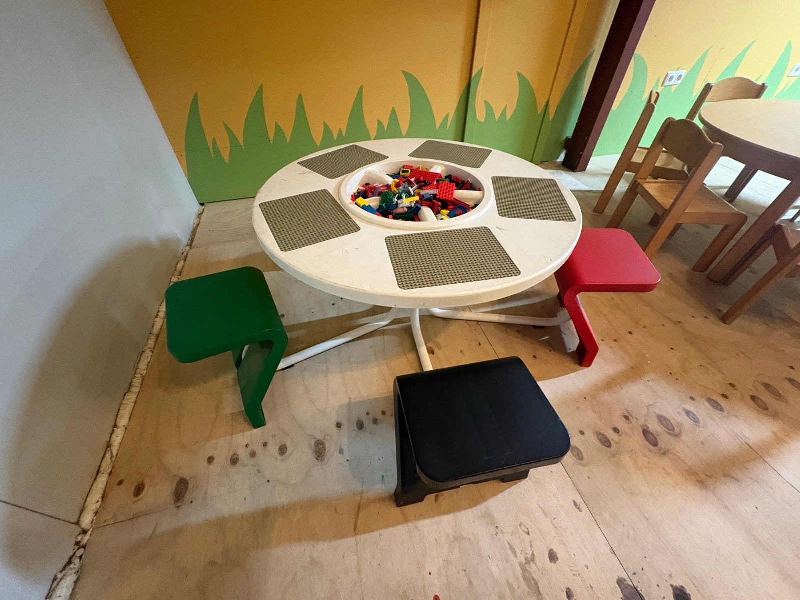 Lego speeltafel met 5 vaste krukjes en bouwstenen, Kinderen en Baby's, Speelgoed | Duplo en Lego, Ophalen, Gebruikt, Inclusief extra onderdelen