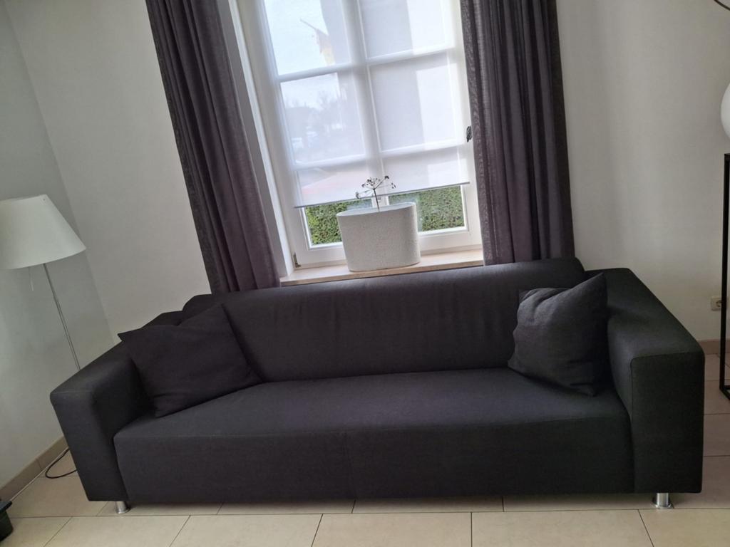 Moderne 3-zits bank zwart met aluminium poten, Ophalen, Gebruikt, Driepersoons, 75 tot 100 cm