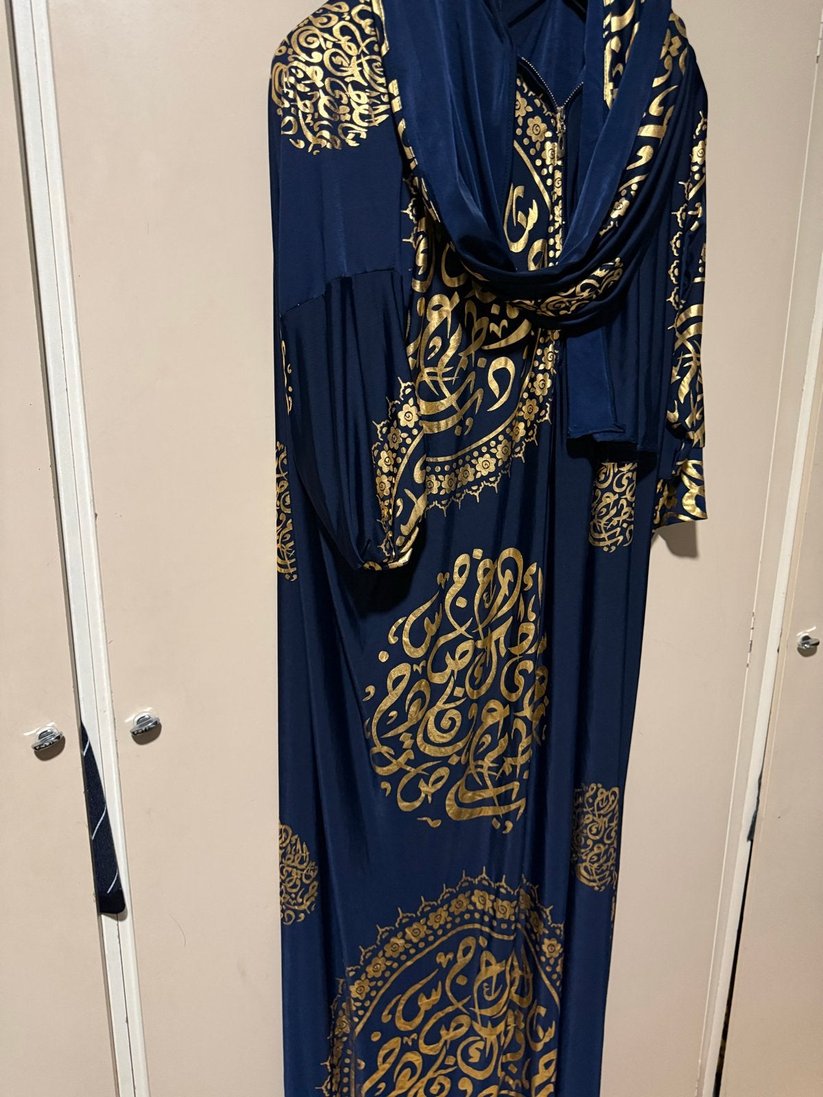 Prachtige donkerblauwe abaya met gouden details, Maat 38/40 (M), Blauw, Nieuw, Ophalen of Verzenden