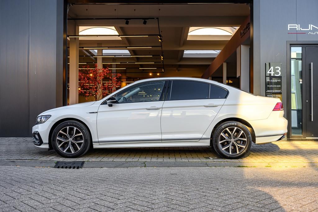 Volkswagen Passat 1.5 TSI R-Line|Camera|Acc|Lane-Assist|Keyl, Stof, Zwart, 4 cilinders, 150 pk