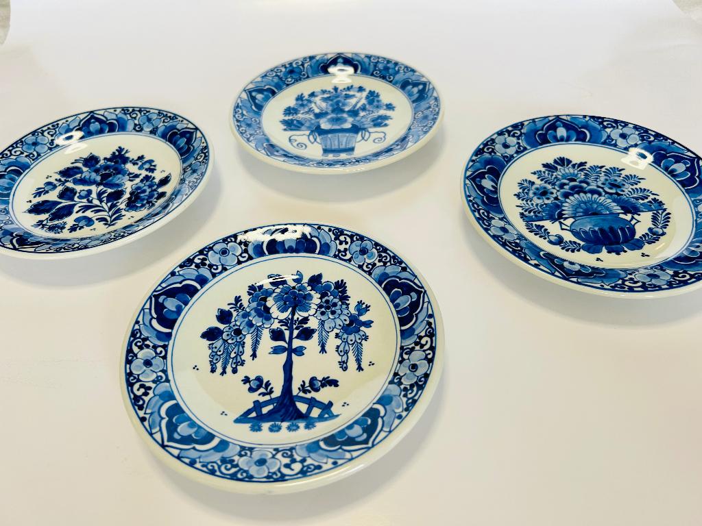 Delfts blauwe bordjes en vaasje, Ophalen