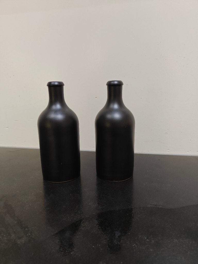 2 matzwarte aardewerken flessen, Ophalen of Verzenden
