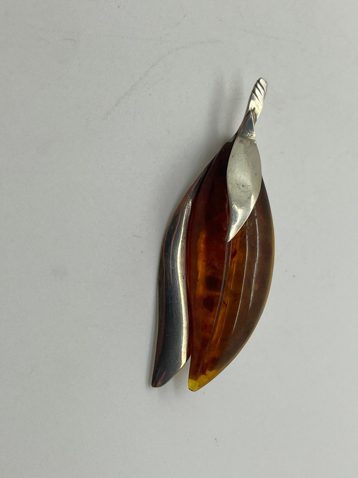 F364 Prachtige zilveren barnsteen broche, 4 tot 7 cm, Ophalen of Verzenden, X, Met edelsteen