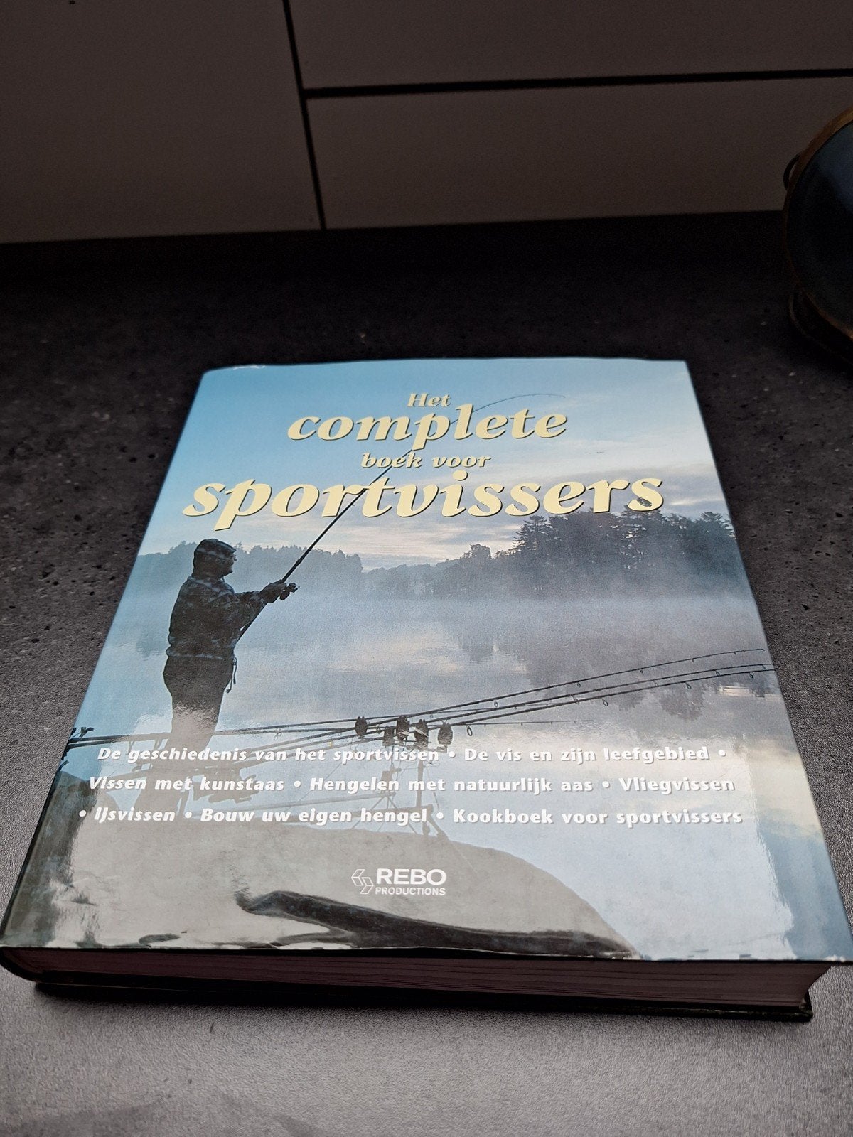 Het complete boek voor sportvissers - REBO Productions, Ophalen of Verzenden, Zo goed als nieuw, REBO Productions, Watersport en Hengelsport