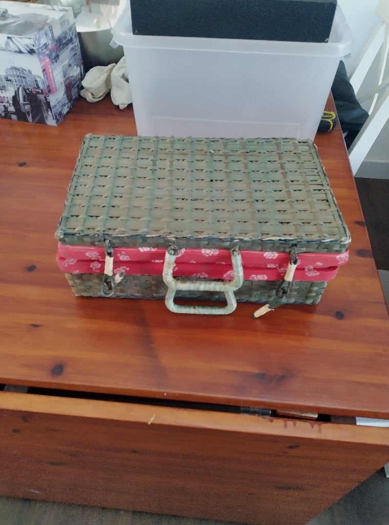Groene Rieten Mand met Rode Bekleding, Gebruikt, Mand, Ophalen of Verzenden, Riet