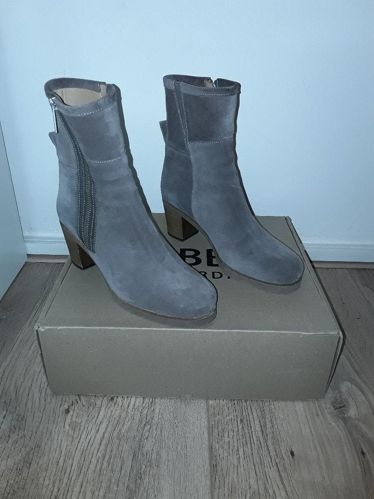 Unisa Beige Taupe Suede Laarsjes Met Sleehak Maat 39, Beige, Lage of Enkellaarzen, Nieuw, Ophalen of Verzenden