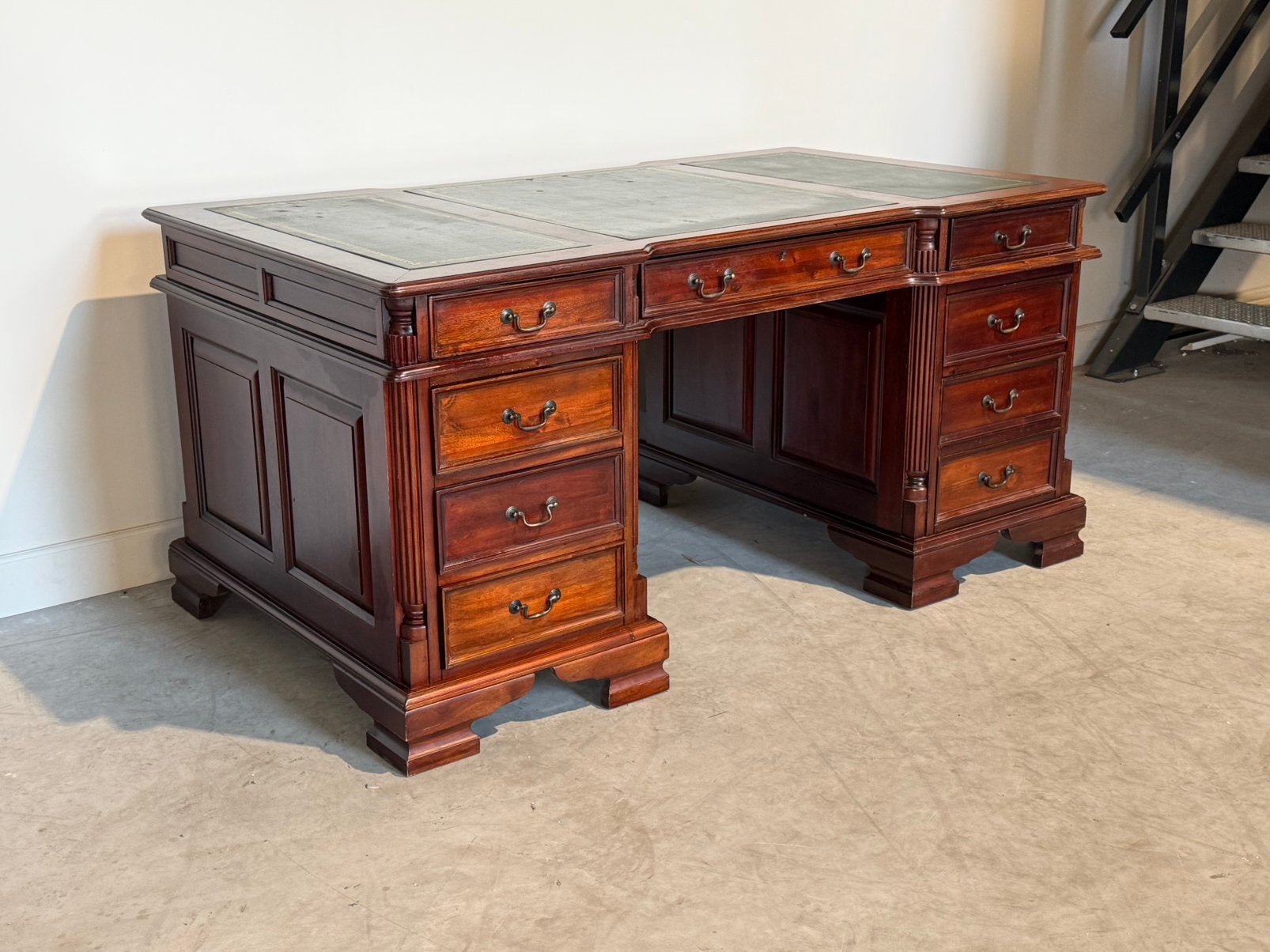Klassiek Engels bureau #715, Ophalen of Verzenden
