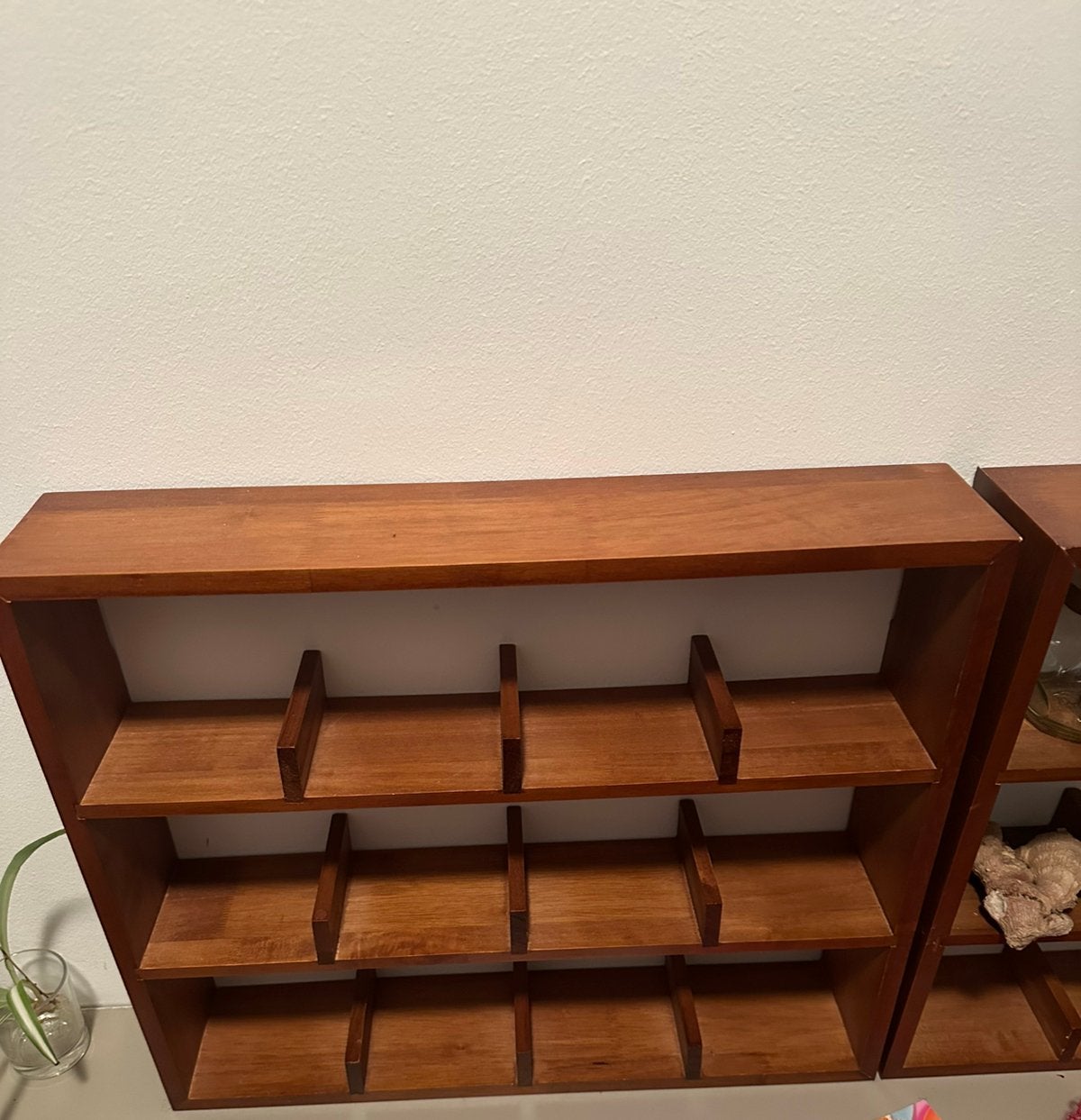 Xenos wandkastje voor 12 mokken - nieuw - 2 stuks, Ophalen, Zo goed als nieuw, 25 tot 50 cm