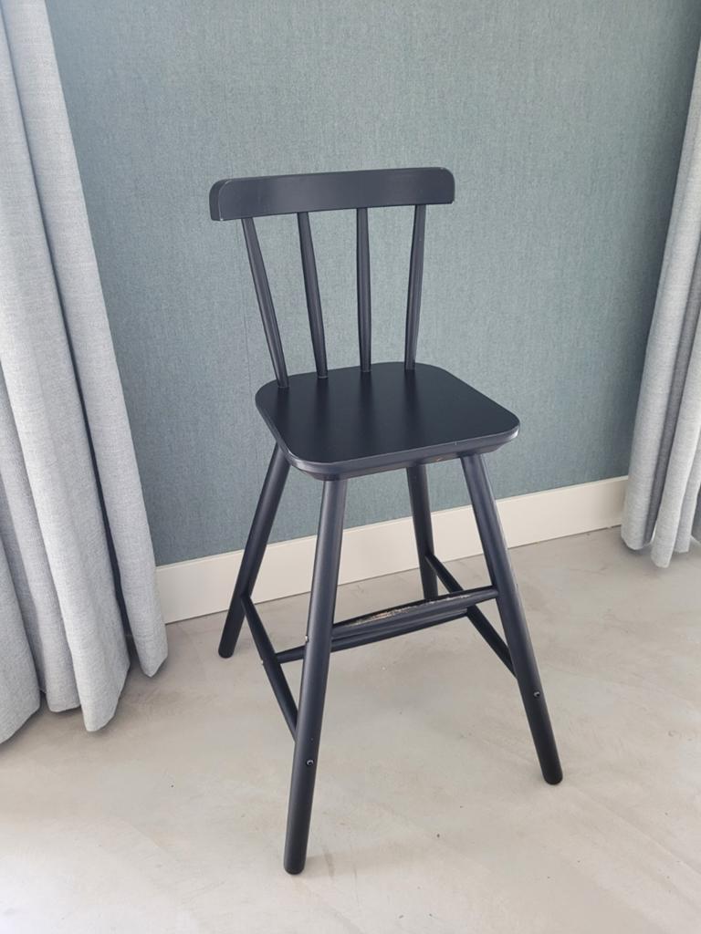 Ikea AGAM kinderstoel zwart, Kinderen en Baby's, Kinderstoelen, Gebruikt, Meegroeistoel, Aanschuifbaar, Ophalen