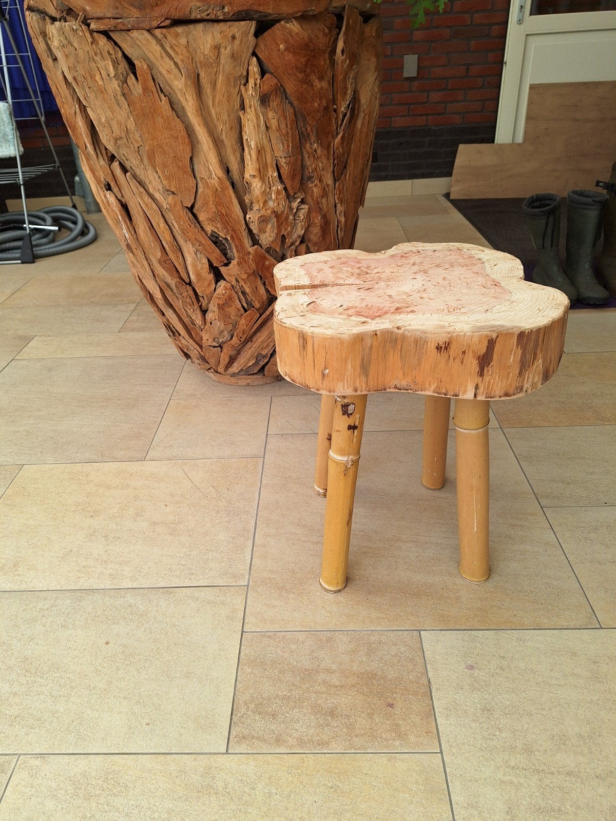 Unieke houten kruk van boomstam met bamboe poten, Gebruikt, Bruin, Rustiek, Natuurlijk, Bohemien, Ophalen of Verzenden