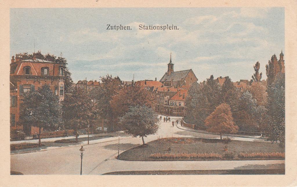 Zutphen  -  Stationsplein  ,  1921               =0056/57=, Ophalen of Verzenden, 1920 tot 1940, Gelopen, Gelderland