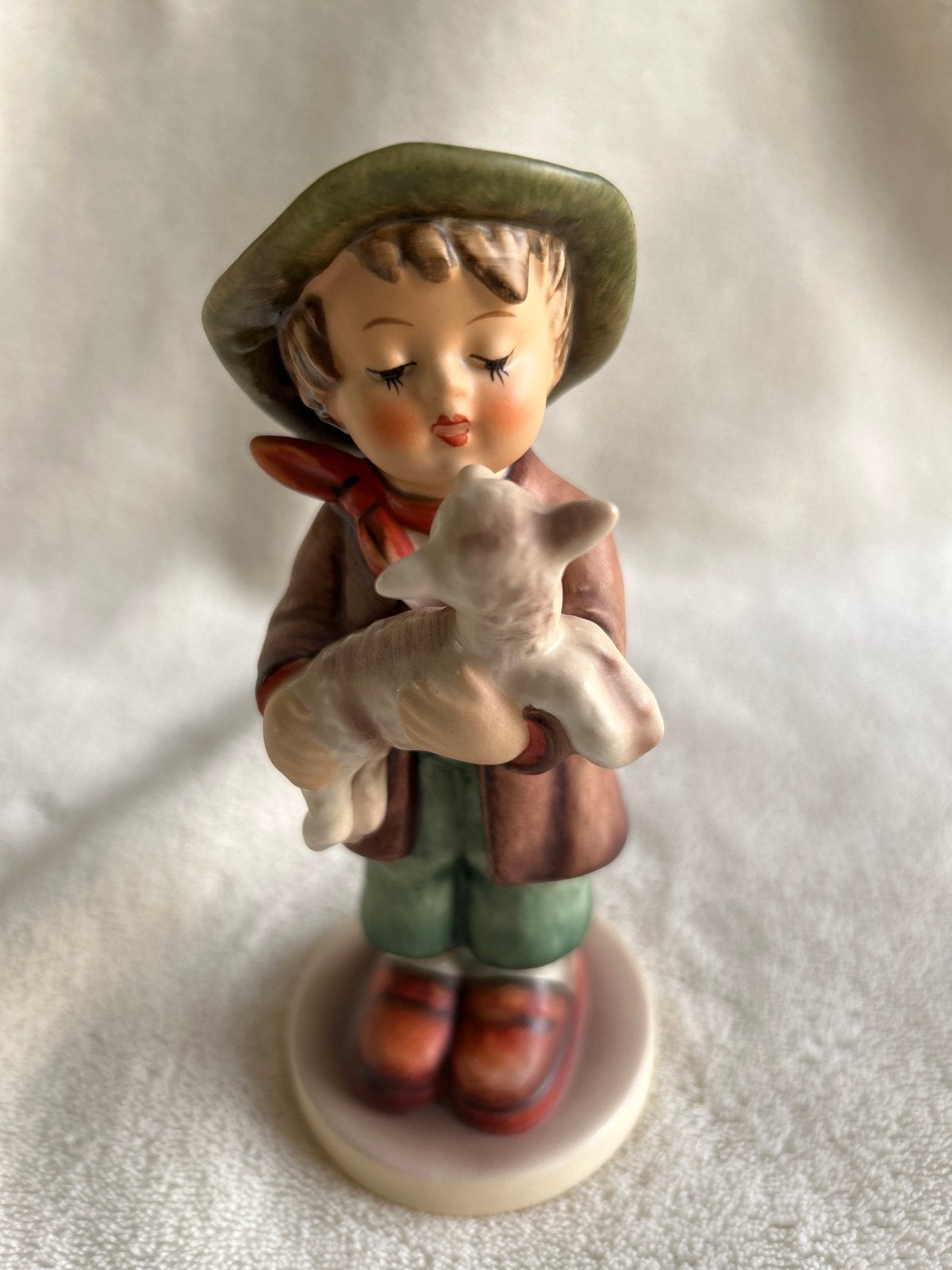 Vintage Hummel Goebel beeldje jongen met lammetje, Verzamelen, Ophalen of Verzenden, Zo goed als nieuw, Hummel