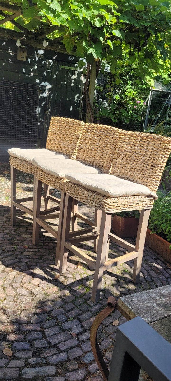 Set van 3 rotan barkrukken met kussens, Ophalen, Gebruikt, Hout, 90 cm of meer