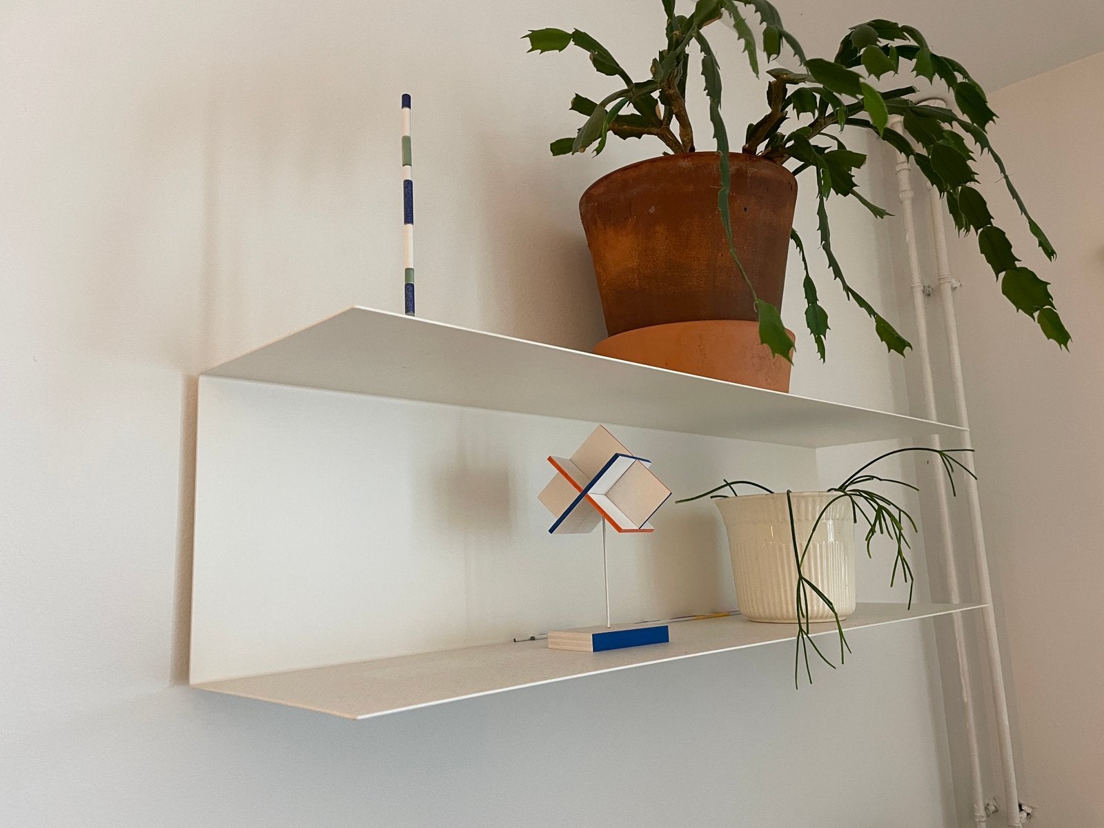 2x witte Botkyrka wandplank, Ophalen, Zo goed als nieuw