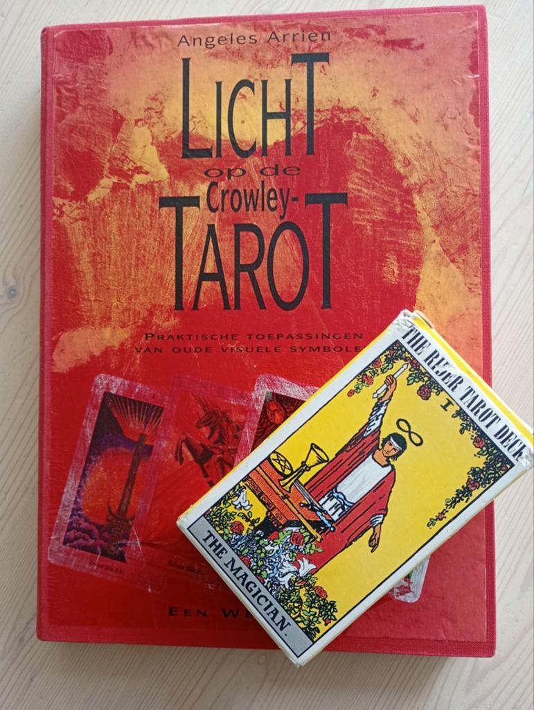Boek 'Licht op de Crowley Tarot' door Angeles Arrien, Een of twee spelers, Ophalen of Verzenden, Gebruikt, Becht - Bloemendaal