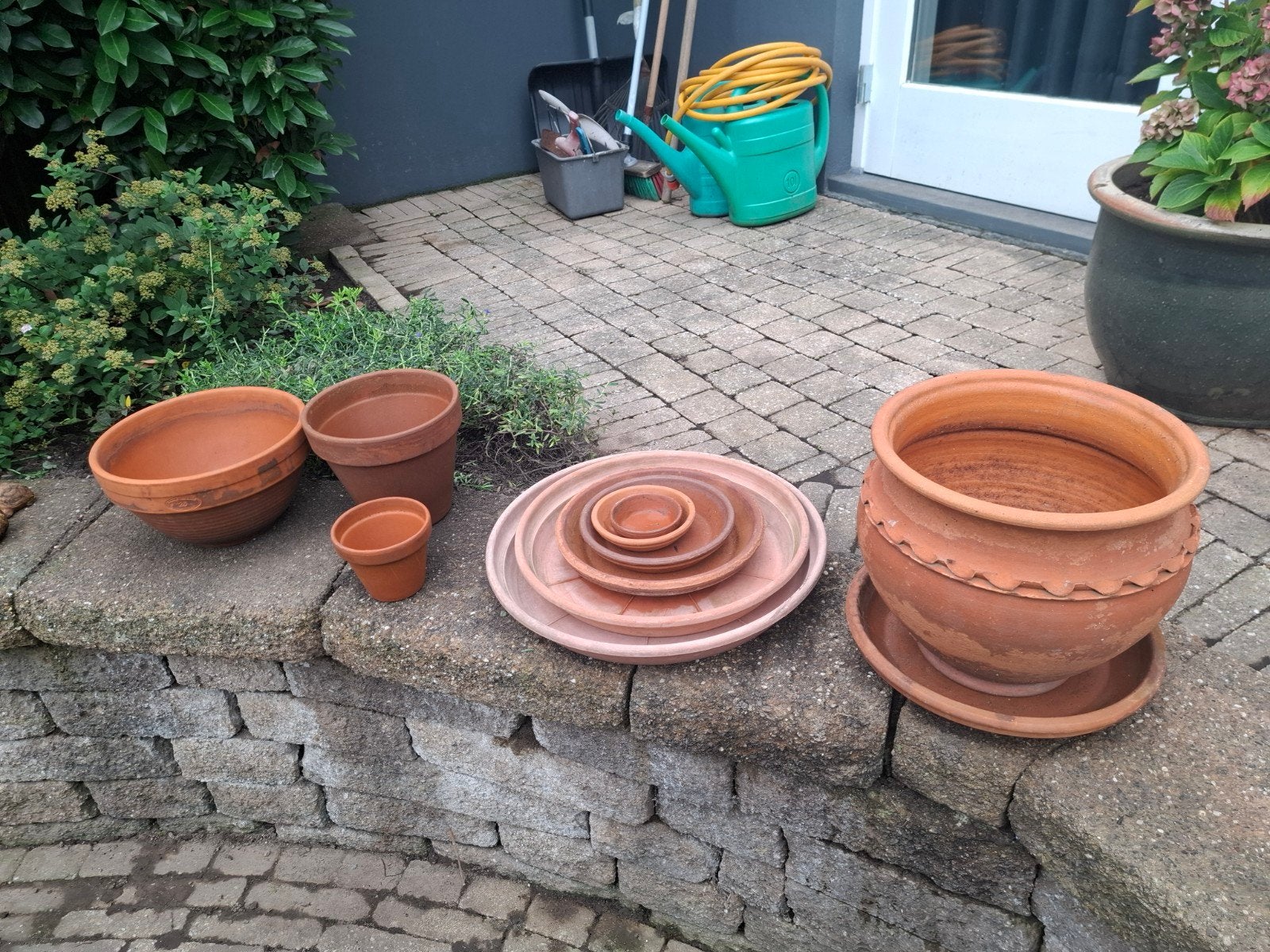 11 stuks plantenpotten en onderzetters, Ophalen, Gebruikt, Rond, Aardewerk