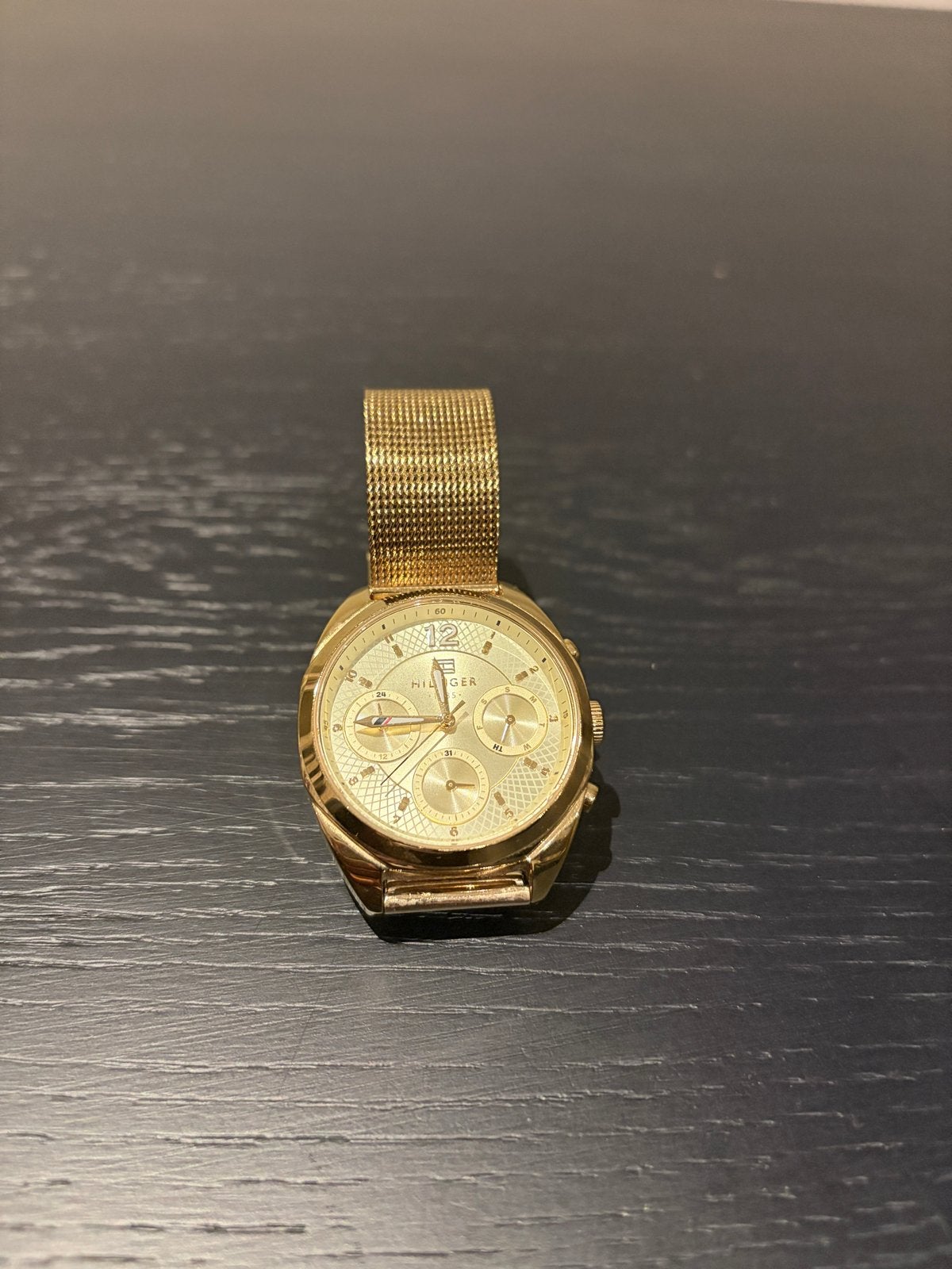 Gouden Tommy Hilfiger Dameshorloge - Zo goed als nieuw, Overige merken, Staal, Polshorloge, Ophalen of Verzenden