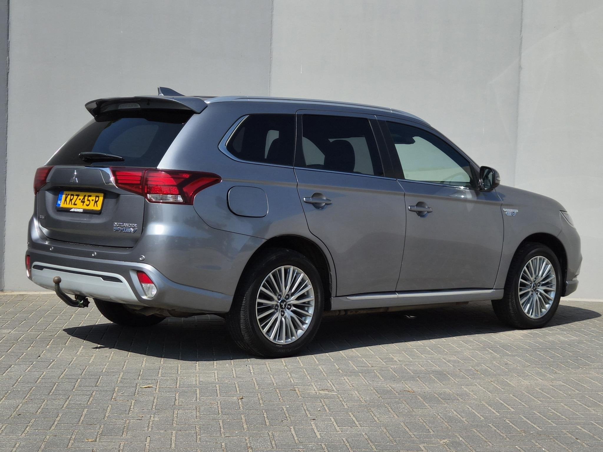 Mitsubishi Outlander 2.4 PHEV Instyle / Elektrische achterkl, Auto's, Mitsubishi, Automaat, Euro 6, 4 cilinders, Bedrijf