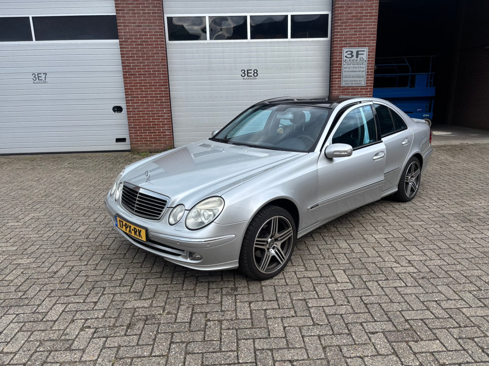 Mercedes-Benz E-Klasse 3.2 E320 Sedan AUT 2005 Grijs, Auto's, Automaat, Achterwielaandrijving, Zwart, Parkeersensor