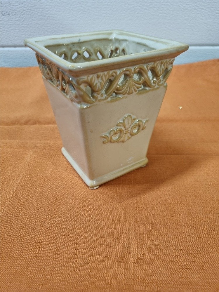 bloempot met opengewerkte rand, Ophalen of Verzenden, 'T Olde Gre-j, Info@toldegrej.nl, Endepoelstraat 20f Didam