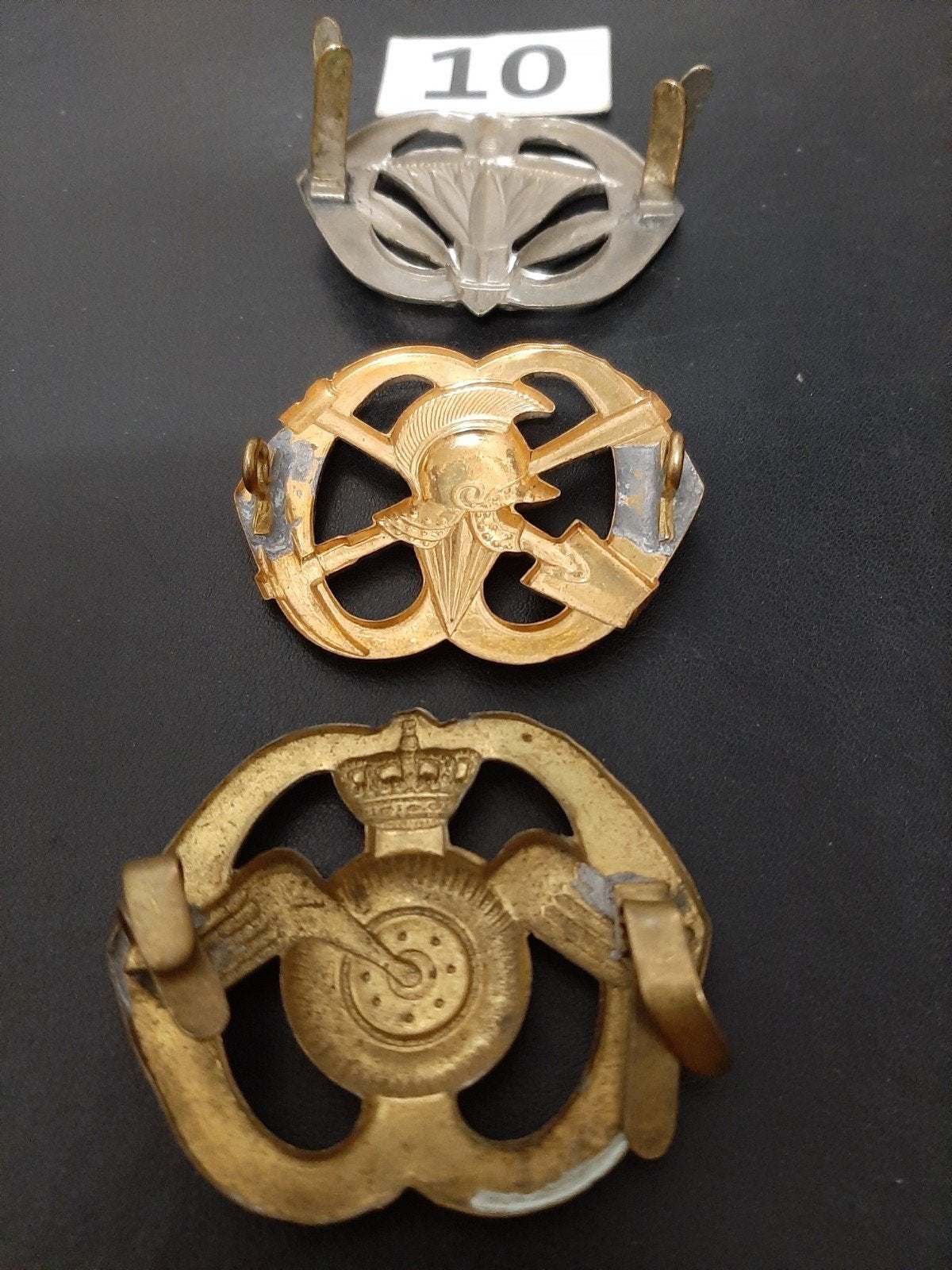 Baretembleem OM:  PIONIERS   AAT   MA, Ophalen of Verzenden, Landmacht, Nederland, Embleem of Badge