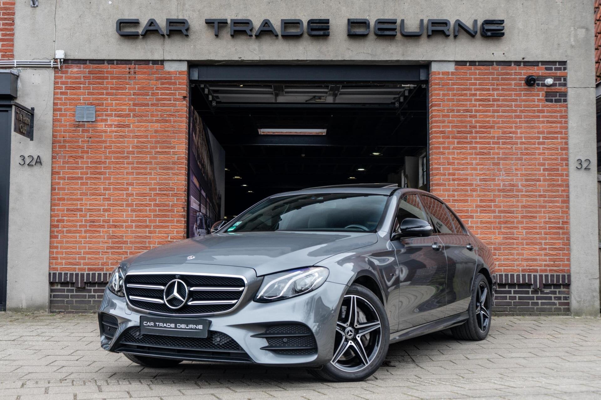 Mercedes E-klasse 300 e AMG Pano / Burmester / 360, Auto's, Achterwielaandrijving, Gebruikt, Zwart, 4 cilinders