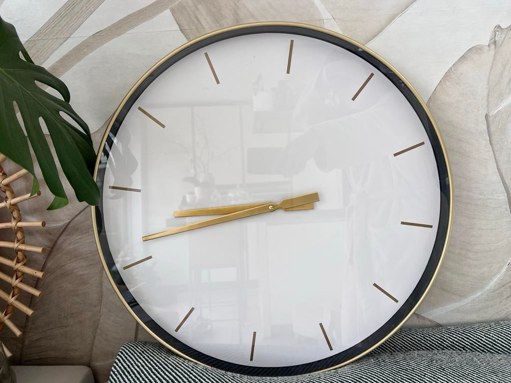Grote wandklok mat goud - Modern hotel chic design 50 cm, Ophalen, Zo goed als nieuw, Analoog, Wandklok