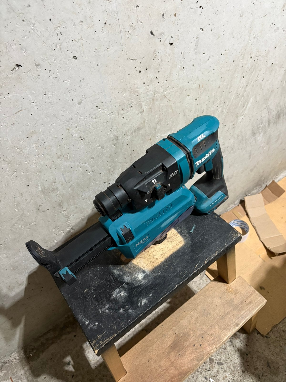 Makita DHR182 + DX05 stofafzuiging – 18V LXT, Ophalen of Verzenden, Zo goed als nieuw, Boor- en/of Breekhamer
