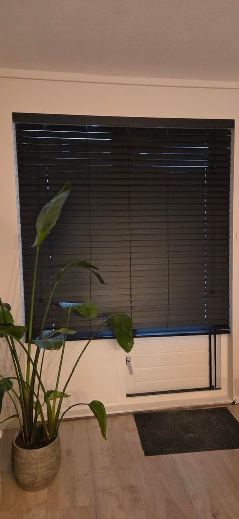 2 zwarte houten jaloezieën, Ophalen, Zwart, 150 tot 200 cm, Zo goed als nieuw