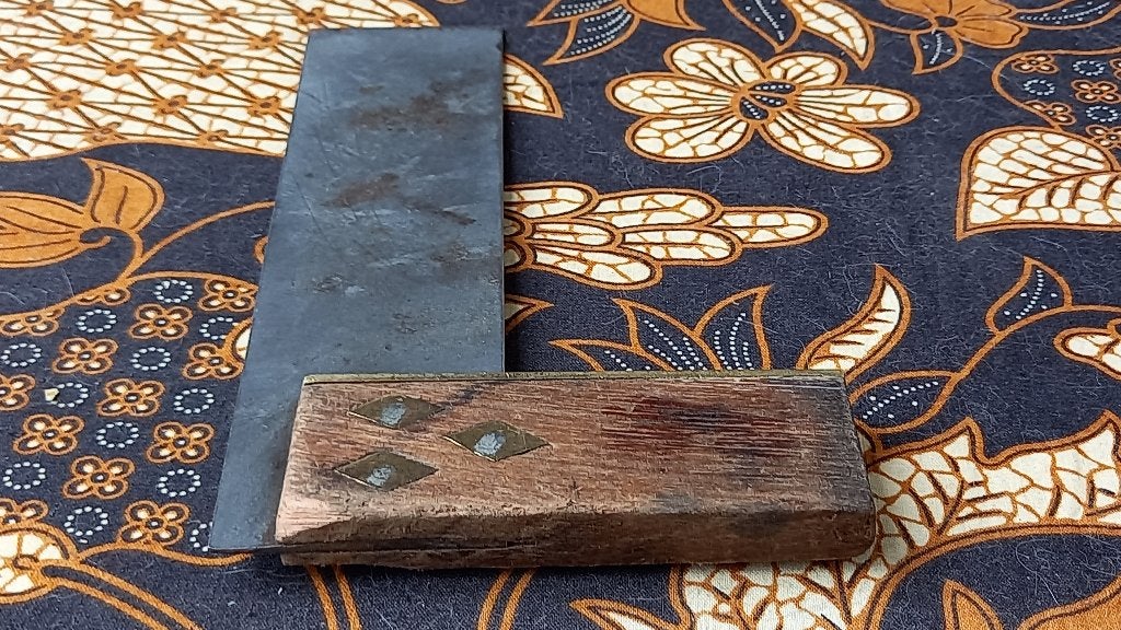 Mooi antiek Engels gereedschap van koper, hout en ijzer.