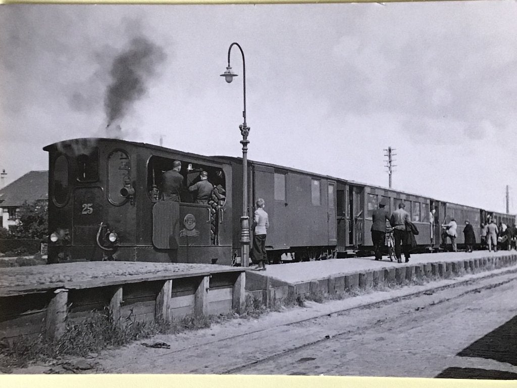 Oude ansichtkaart: Lok 25 met tram naar Ouddorp (1946), Ophalen of Verzenden, 1940 tot 1960, Ongelopen, Zuid-Holland